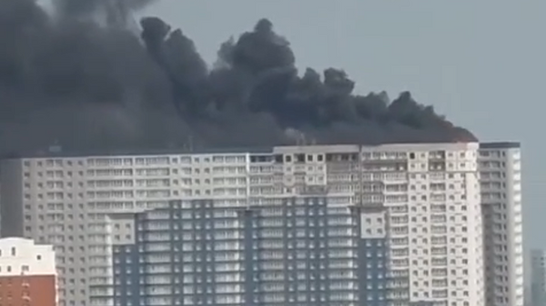 Кровля строящегося здания горит в Краснодаре. 18 апреля 2024