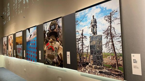 Мультимедийная выставка За лентой, посвященная специальной военной операции в Государственном Историческом музее