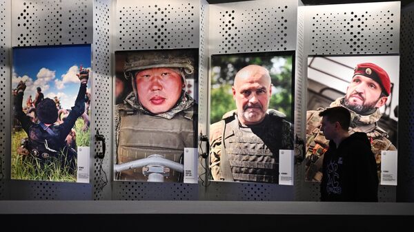 На мультимедийной выставке За лентой, посвященной специальной военной операции, открылась в Государственном Историческом музее