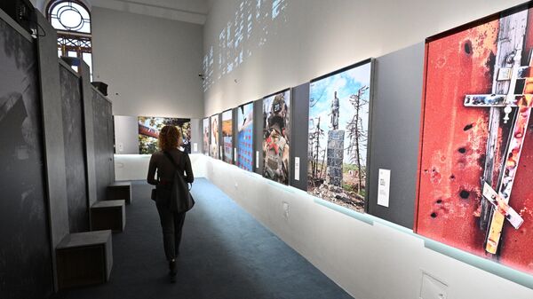 На мультимедийной выставке За лентой, посвященной специальной военной операции, открылась в Государственном Историческом музее1