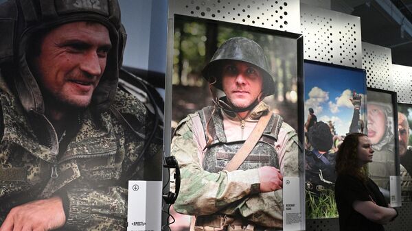 На мультимедийной выставке За лентой, посвященной специальной военной операции, открылась в Государственном Историческом музее3