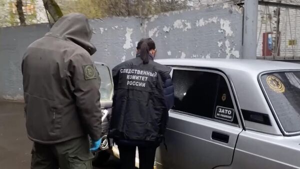 Криминалисты осматривают один из автомобилей, на которых скрывались подозреваемые в убийстве в Москве