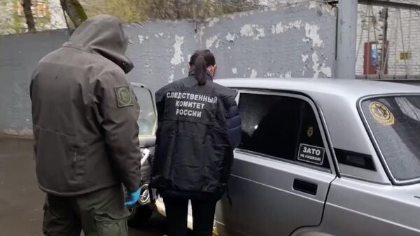 Криминалисты осматривают один из автомобилей, на которых скрывались подозреваемые в убийстве в Москве