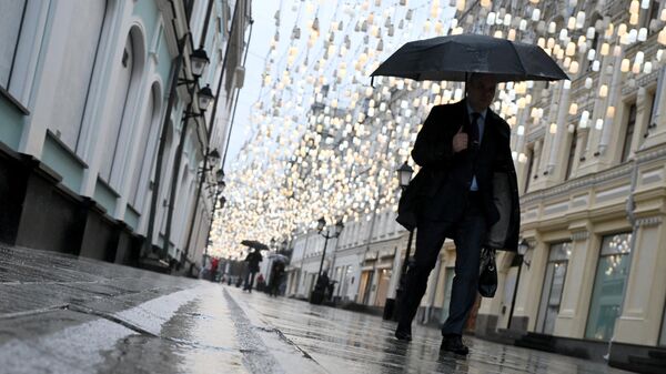 Мужчина под дождем в Москве