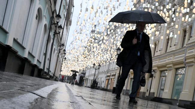 Мужчина под дождем в Москве