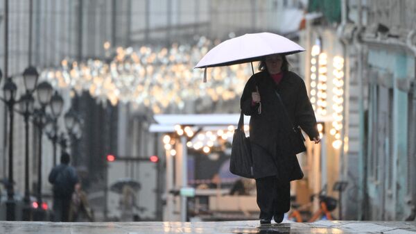 Женщина под дождем в Москве