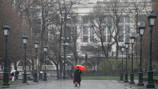 Женщина под дождем в Москве