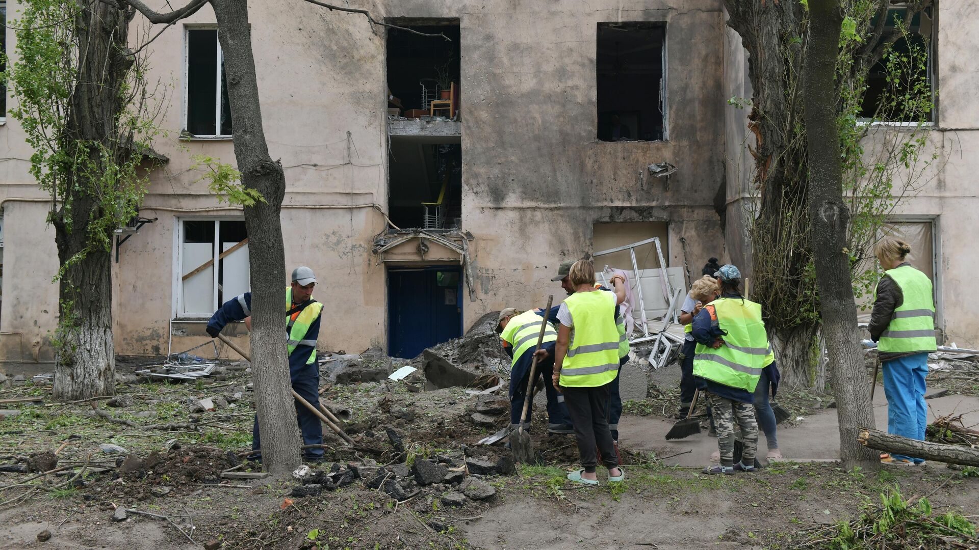 Последствия прямого попадания двух снарядов ВФУ в здание медицинского учреждения. 18 апреля 2024 - РИА Новости, 1920, 18.04.2024