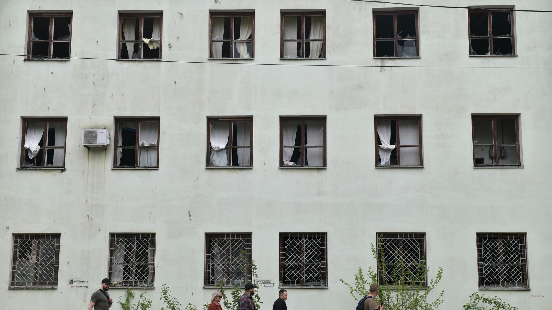 Здание, поврежденное в результате обстрела со стороны ВСУ, в центре города Горловка. 18 апреля 2024 - РИА Новости, 1920, 18.04.2024