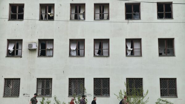 Здание, поврежденное в результате обстрела со стороны ВСУ, в центре города Горловка. 18 апреля 2024