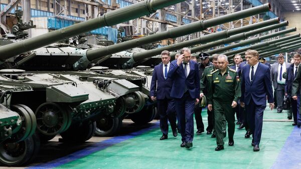 Министр обороны РФ Сергей Шойгу проверяет выполнение государственного оборонного заказа на предприятии оборонно-промышленного комплекса в Омской области