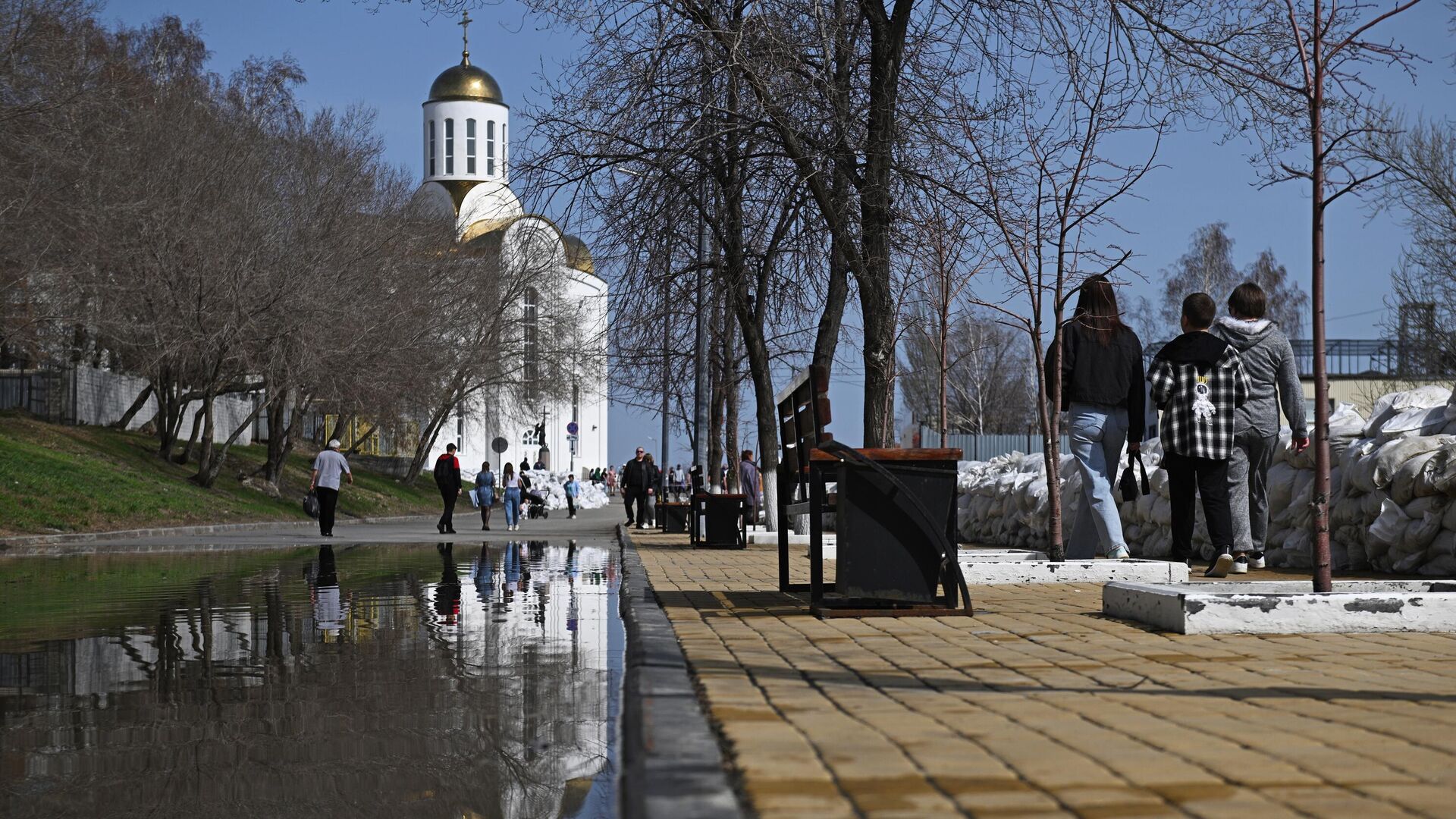 Местные жители на набережной реки Тобол в Кургане - РИА Новости, 1920, 23.05.2024