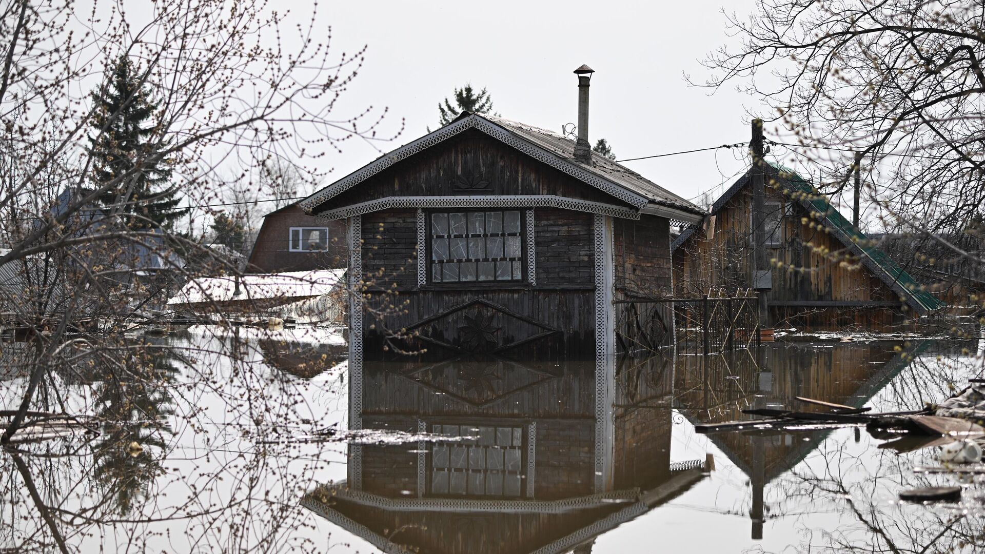 Затопленный дом в СНТ Восход в Кургане - РИА Новости, 1920, 19.04.2024