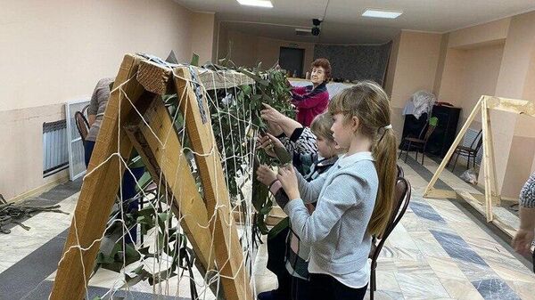 Астраханские волонтеры изготовили сотую маскировочную сеть для бойцов СВО