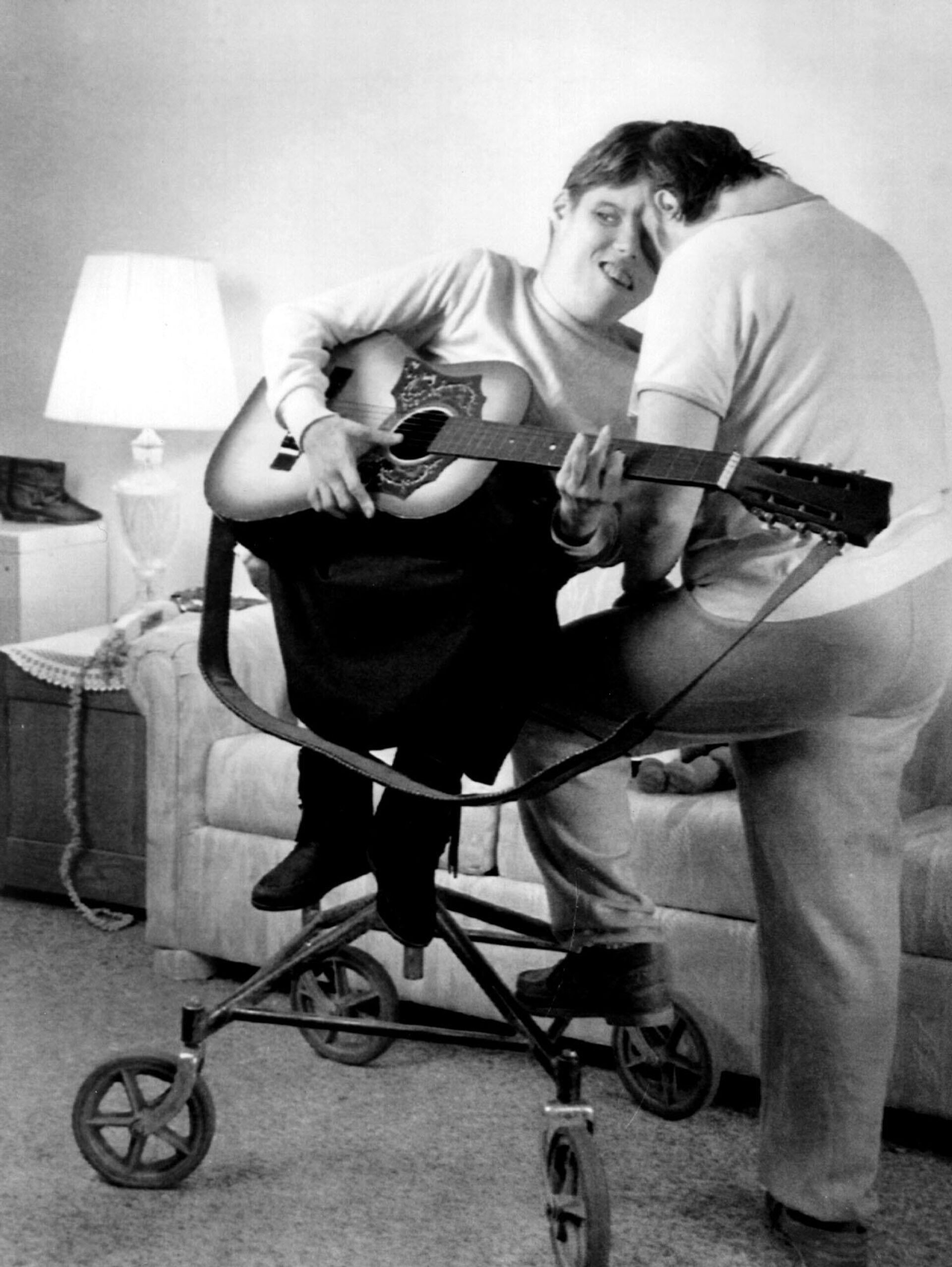 Дори Шаппелл занимается кантри-пением и игрой на гитаре со своей сестрой Лори в своей квартире в Рединге, Пенсильвания, август 1993 года - РИА Новости, 1920, 19.04.2024