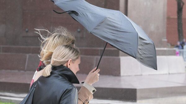 Шквалистый ветер и ливень в Москве