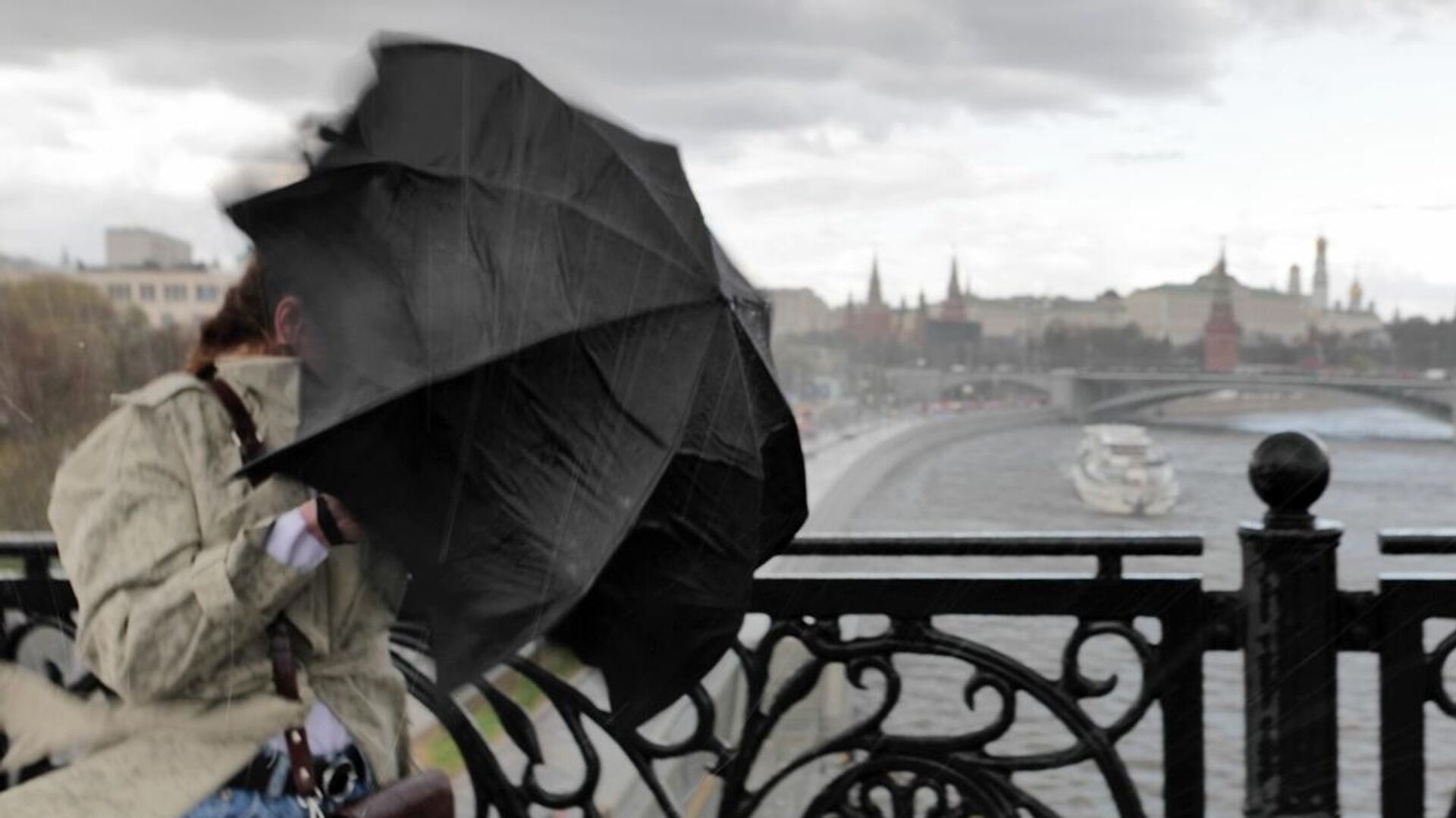 Шквалистый ветер и ливень в Москве. Архивное фото - РИА Новости, 1920, 08.05.2024