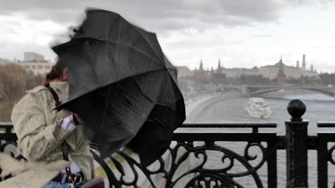 Шквалистый ветер и ливень в Москве. Архивное фото - РИА Новости, 1920, 08.05.2024