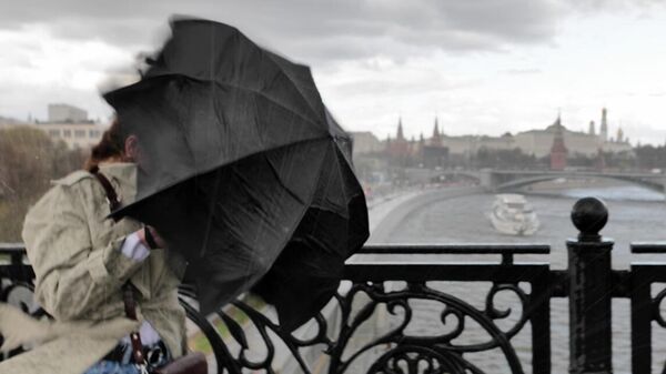 Шквалистый ветер и ливень в Москве