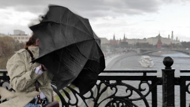 Шквалистый ветер и ливень в Москве