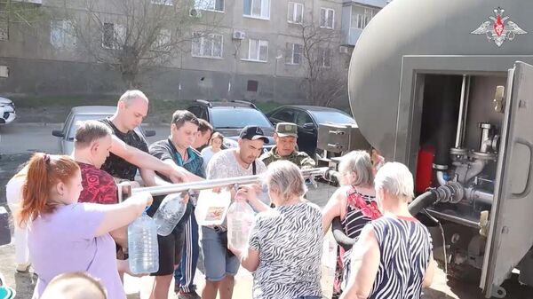 Военнослужащие РВСН раздают питьевую воду жителям Оренбуржья. Кадр видео