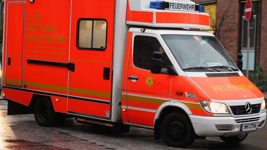 При наезде автомобиля на толпу в Штутгарте погиб человек