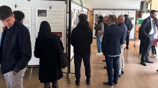 Посетители на фотовыставке Десять лет войны в Донбассе в Вероне, Италия