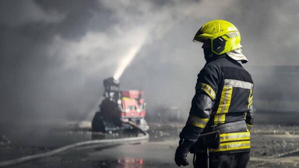 Сотрудник ГСЧС Украины во время тушения пожара в Одессе