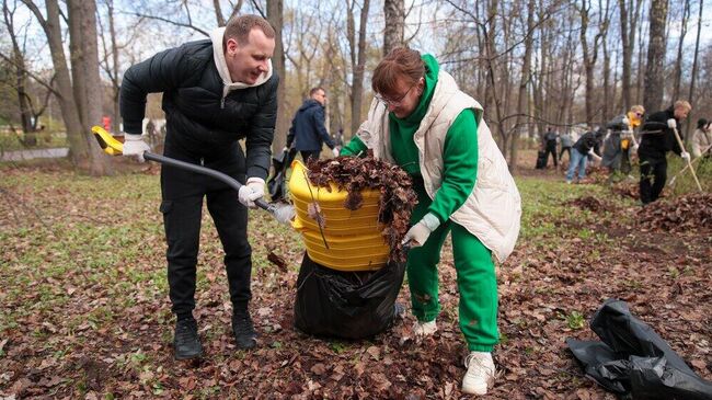 Субботник в парке Сокольники в Москве