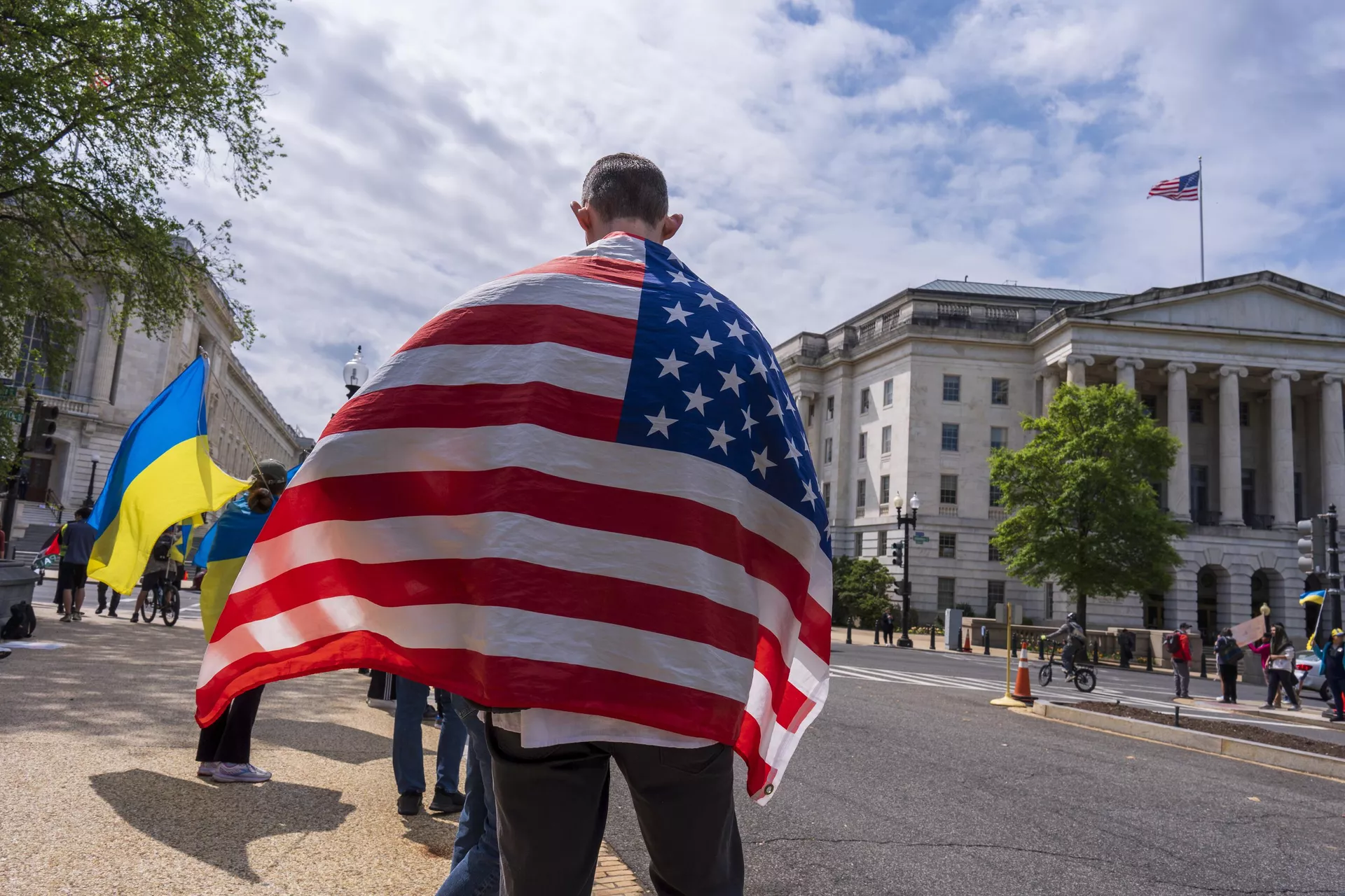 Активисты с флагами Украины и США проводят демонстрацию возле Капитолия в Вашингтоне Активисты с флагами Украины и США проводят демонстрацию возле Капитолия в Вашингтоне - РИА Новости, 1920, 21.10.2024