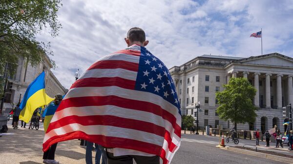 Активисты с флагами Украины и США проводят демонстрацию возле Капитолия в Вашингтоне