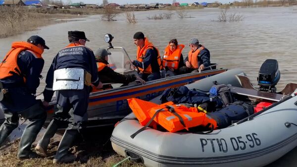 Эвакуация жителей из-за разлива реки Ишим в Тюменской области