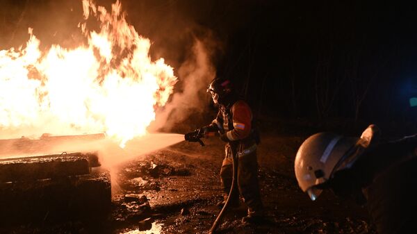 Сотрудники ГСЧС Украины во время ликвидации пожара в Харькове