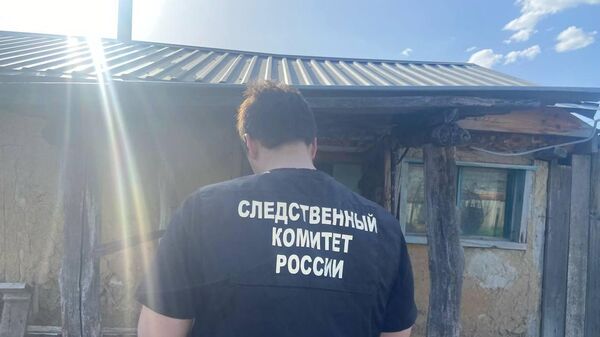 Следователь СК РФ на месте гибели двух школьниц в бане в Саратовской области. 21 апреля 2024