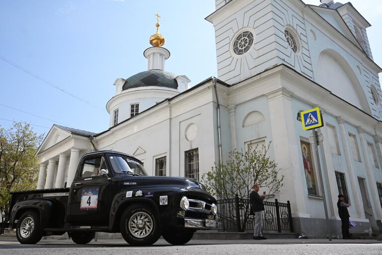 Участники ретроралли Столица на одной из улиц в Москве