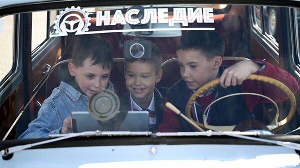 Посетители в салоне автомобиля перед стартом ретроралли Столица в Москве