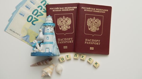 Денежные купюры и паспорта гражданина Российской Федерации