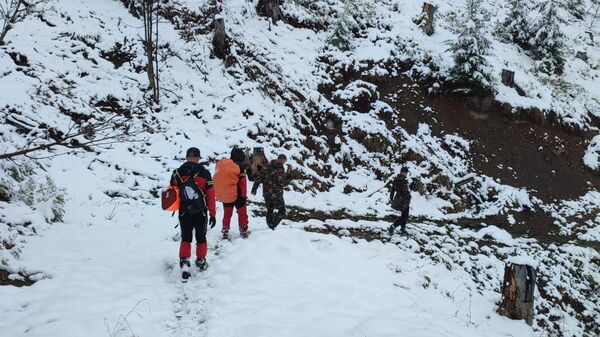 Румынские спасатели во время поиска двух граждан Украины в горах Марамуреша