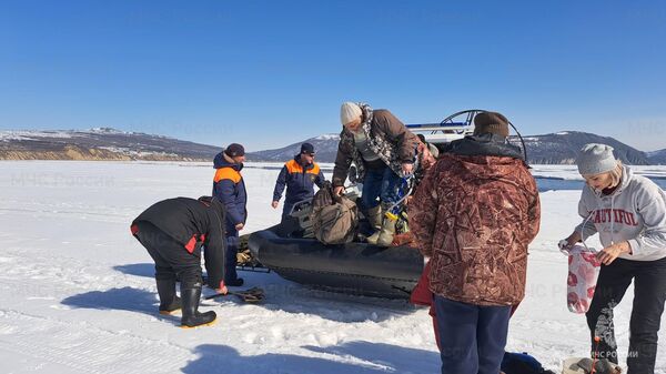 Эвакуация рыбаков с поломавшегося ледового припая бухты Гертнера в Магадане. 22 апреля 2024