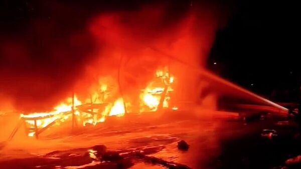 Пожар на вещевом рынке в Астрахани, 21 апреля 2024