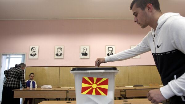 Мужчина во время голосования на избирательном участке в Скопье, Северная Македония