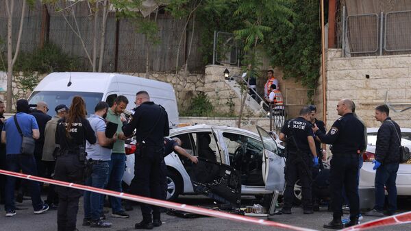 Израильская полиция на месте наезда автомобиля на двоих человек  в Иерусалиме. 22 апреля 2024