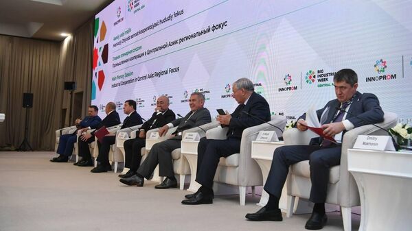 Глава Татарстана поучаствовал в промвыставке в рамках визита в Узбекистан