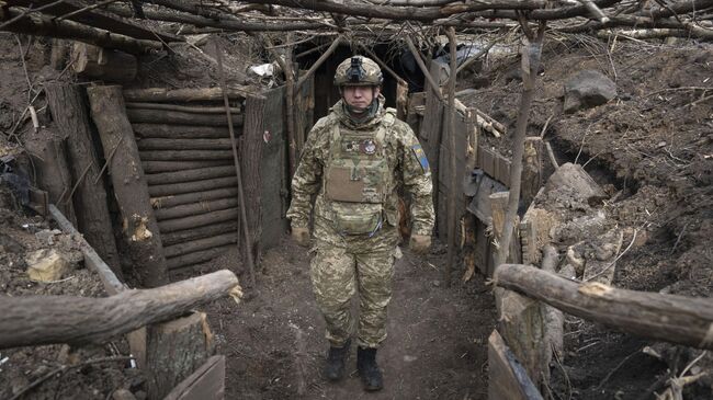 Украинский военнослужащий в окопе. Архивное фото