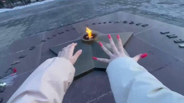 Кадр видео, на котором девушки оскверняют пламя Вечного огня в Абакане