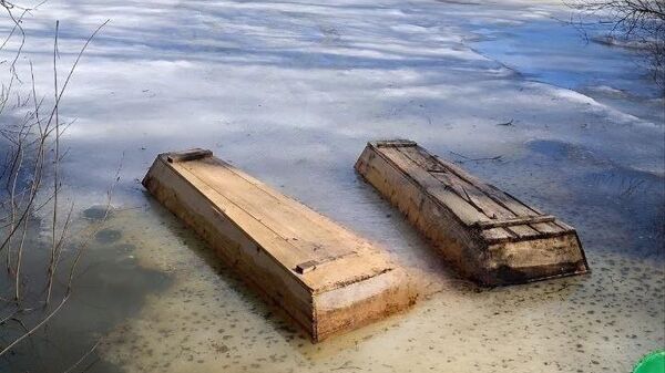 Деревянные ящики, обнаруженные на Лесном озере в Саранске