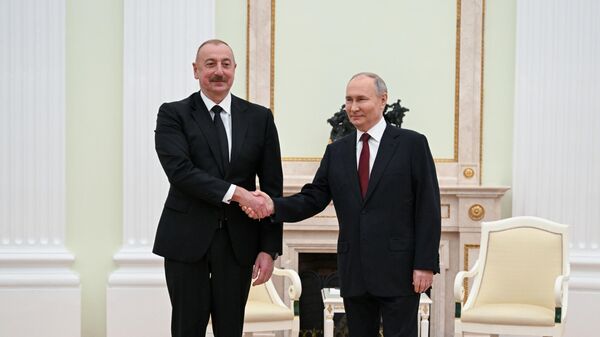 Президент России Владимир Путин и президент Азербайджана Ильхам Алиев во время встречи