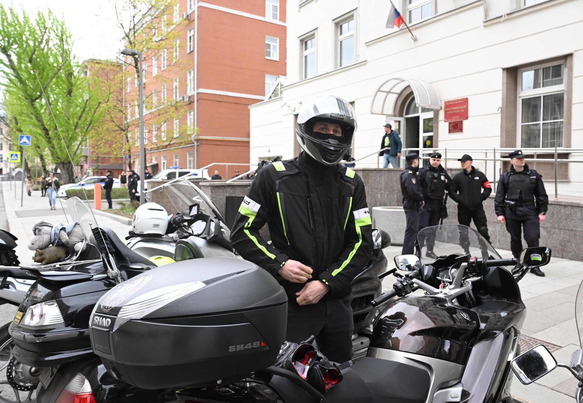 Байкеры на парковке у здания Замоскворецкого суда в Москве, где проходит заседание по делу Шахина Аббасова, обвиняемого в убийстве москвича из-за замечания о парковке - РИА Новости, 1920, 22.04.2024