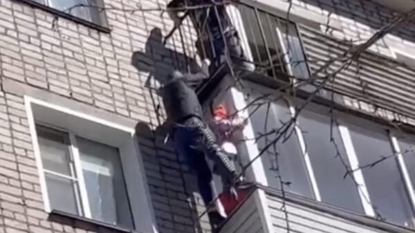 Спасение девочки, вышедшей на карниз балкона в Кирове