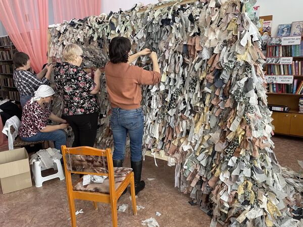 Пенсионерки плетут маскировочные сети в библиотеке